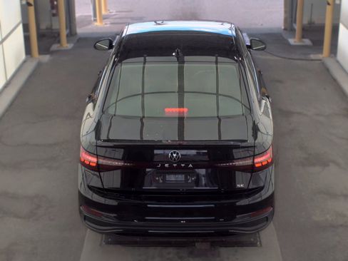 Used 2025 Volkswagen Jetta SE FWD image 7