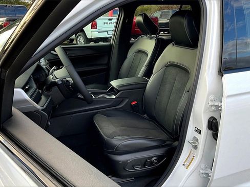 New 2025 Jeep Grand Cherokee Laredo image 9