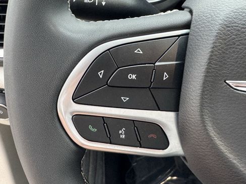 Used 2024 Chrysler Pacifica Touring-L FWD image 24