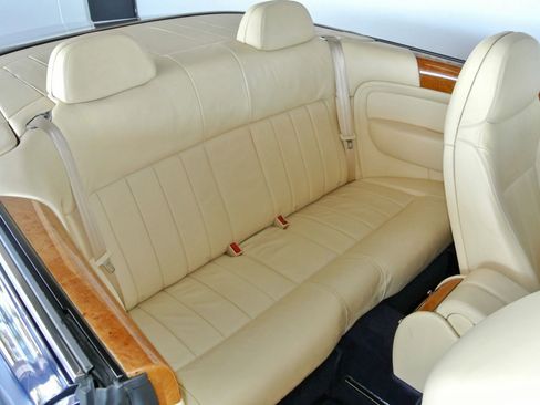 Used 2009 Bentley Azure RWD image 23