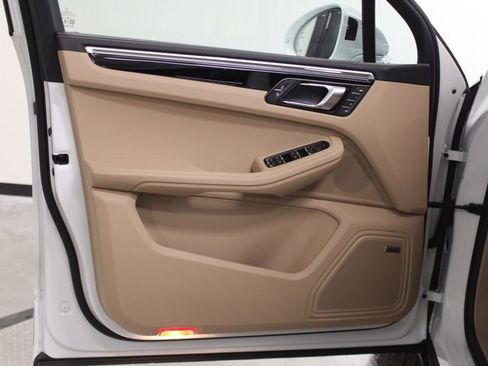 Certified 2022 Porsche Macan AWD/4WD image 17