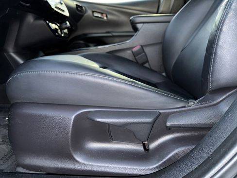 Used 2022 Toyota Prius XLE image 10