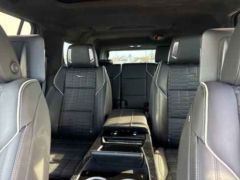 Used 2025 Cadillac Escalade ESV V image 35