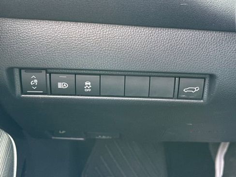 Used 2022 Toyota Venza XLE image 28