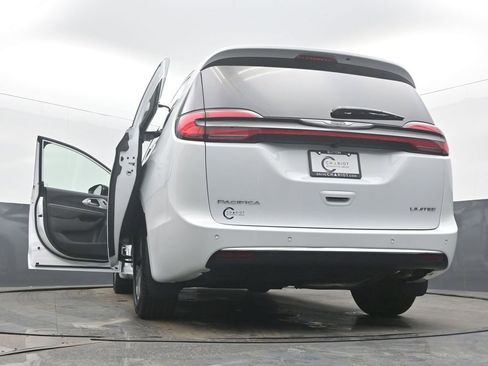 New 2026 Chrysler Pacifica Limited image 60