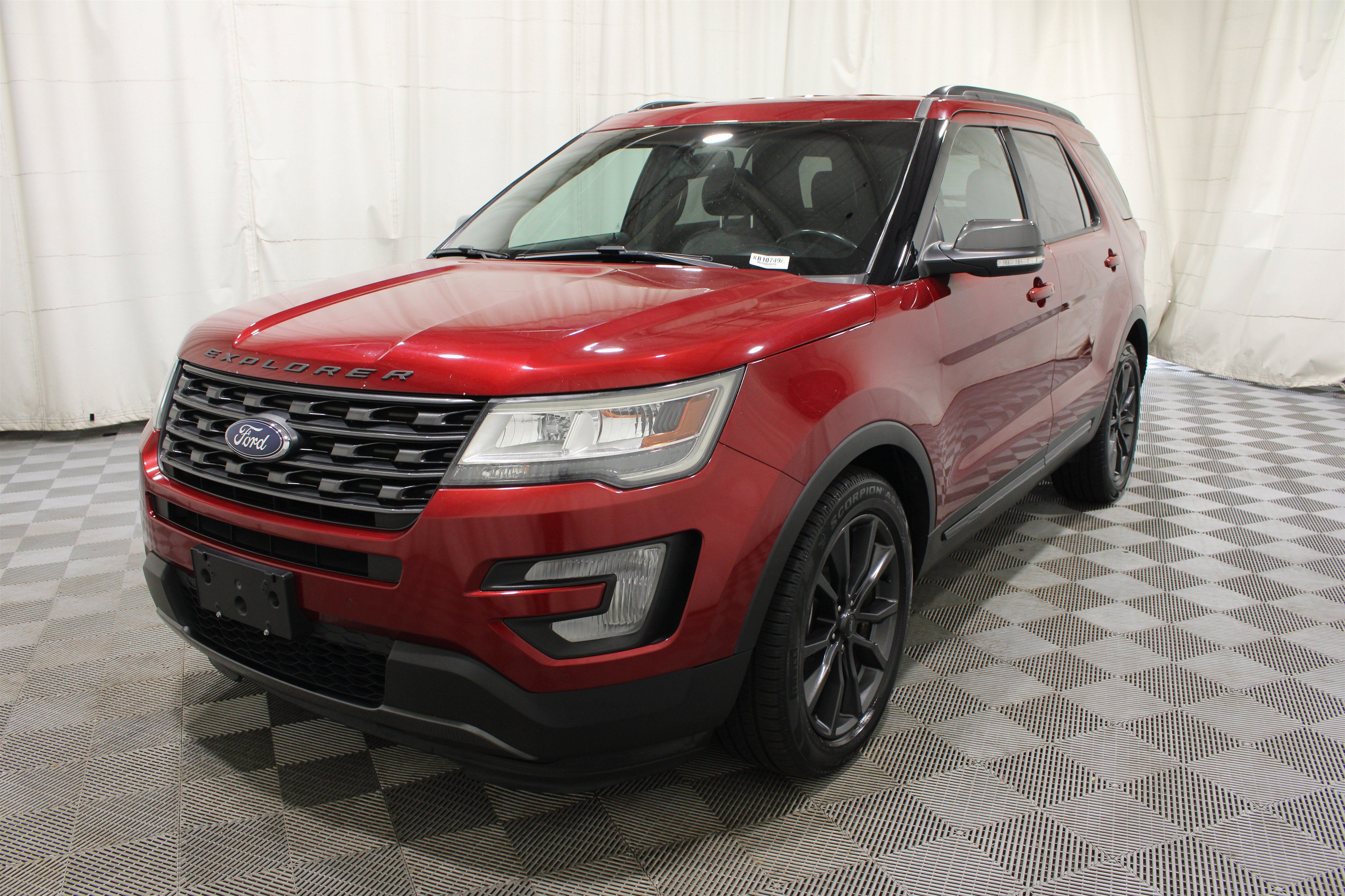Used 2017 Ford Explorer XLT w/ Equipment Group 202A FWD image 35