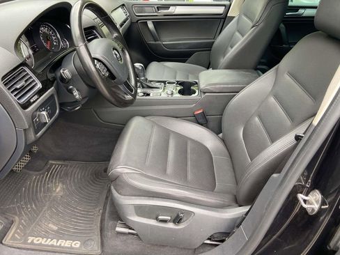 Used 2017 Volkswagen Touareg Sport AWD/4WD image 19