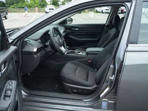 Used 2025 Nissan Altima 2.5 SV FWD image 12