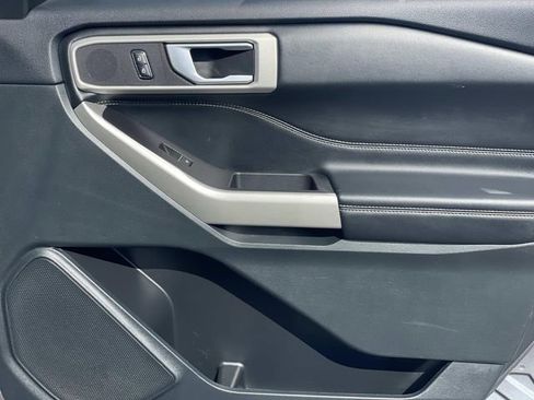 Used 2023 Ford Explorer XLT image 34