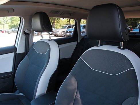 Certified 2025 Volkswagen Taos SE image 10