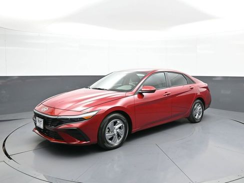 Certified 2024 Hyundai Elantra SE FWD image 10