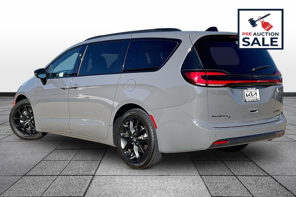 Used 2025 Chrysler Pacifica Limited FWD image 12