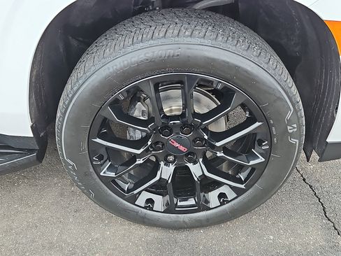 Used 2023 GMC Yukon SLT image 8