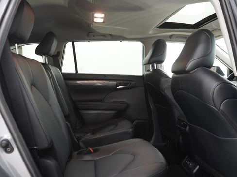 Used 2025 Toyota Highlander Limited AWD/4WD image 12
