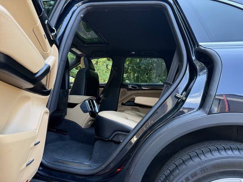 Used 2016 Porsche Cayenne AWD/4WD image 17
