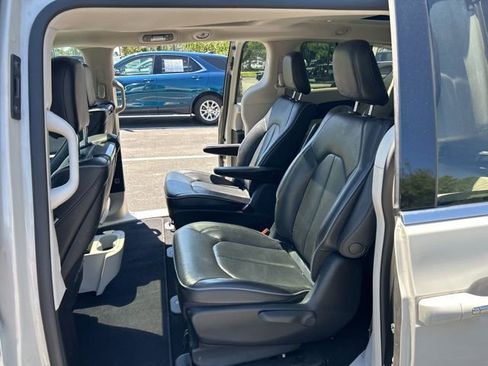 Used 2020 Chrysler Pacifica Limited w/ Advanced Safetytec Group FWD image 12