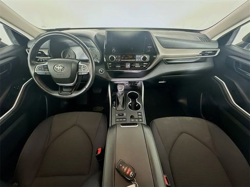 Used 2024 Toyota Highlander LE image 10