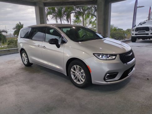 New 2026 Chrysler Pacifica Select image 2