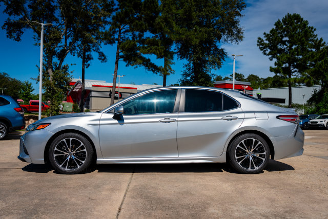 Used 2018 Toyota Camry SE w/ Audio Package FWD image 2