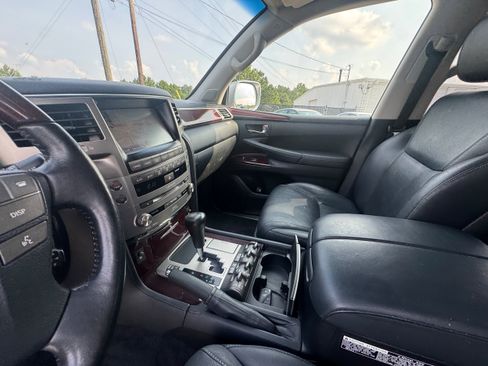 Used 2015 Lexus LX 570 4WD w/ Luxury Package image 19