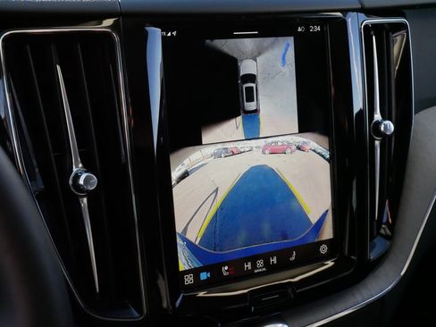 Used 2025 Volvo XC60 B5 Plus image 28