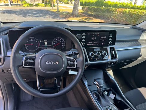 Used 2023 Kia Sorento LX image 9