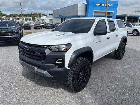 Used 2024 Chevrolet Colorado Trail Boss w/ Advanced Trailering Package AWD/4WD image 2
