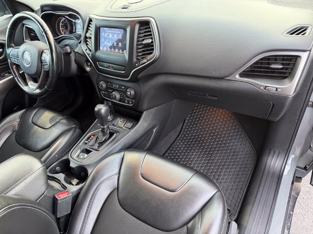 Used 2020 Jeep Cherokee Latitude Plus w/ Cold Weather Group AWD/4WD image 19