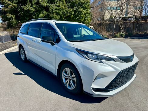 Used 2023 Toyota Sienna XSE image 3