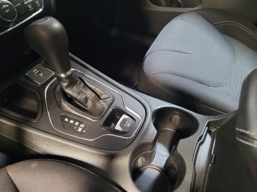 Used 2019 Jeep Cherokee Latitude w/ Popular Appearance Group FWD image 26