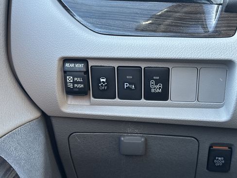 Used 2015 Toyota Sienna XLE image 24