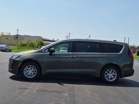 New 2027 Chrysler Pacifica Select FWD image 4