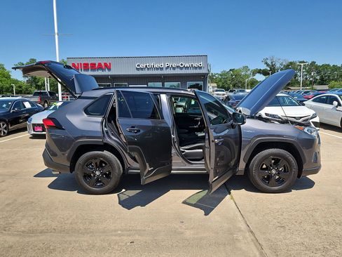 Used 2020 Toyota RAV4 XLE w/ Convenience Package AWD/4WD image 12