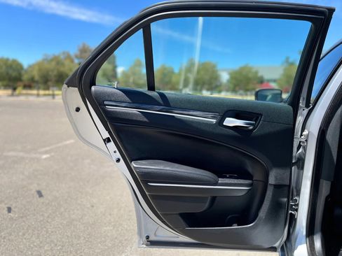 Used 2019 Chrysler 300 Touring RWD image 11