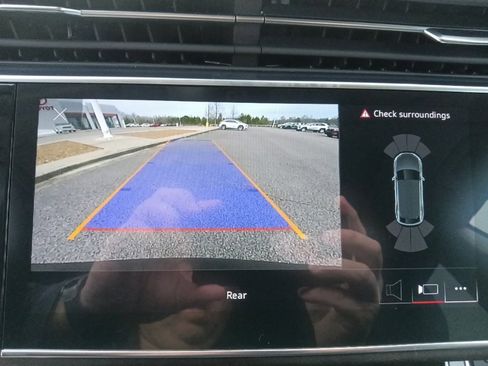 Used 2023 Audi Q8 Premium image 26