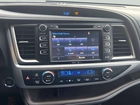 Used 2014 Toyota Highlander XLE image 8