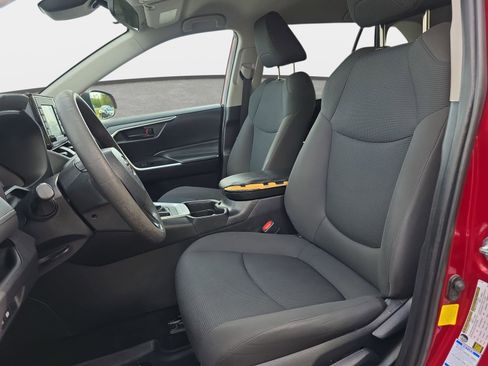 Used 2021 Toyota RAV4 LE image 14