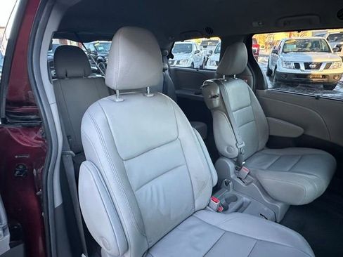 Used 2015 Toyota Sienna XLE image 27