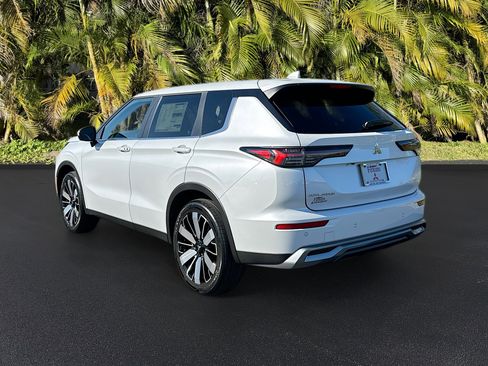 New 2025 Mitsubishi Outlander SE image 3