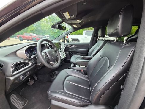 Used 2025 Chrysler Pacifica Select FWD image 25