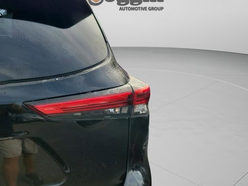 Used 2021 Toyota Highlander XLE AWD/4WD image 20