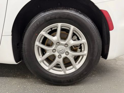 Used 2025 Chrysler Pacifica Select FWD image 19