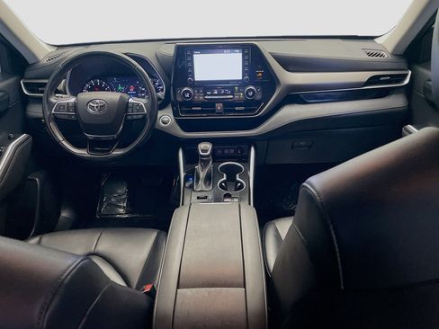 Used 2021 Toyota Highlander XLE AWD/4WD image 14