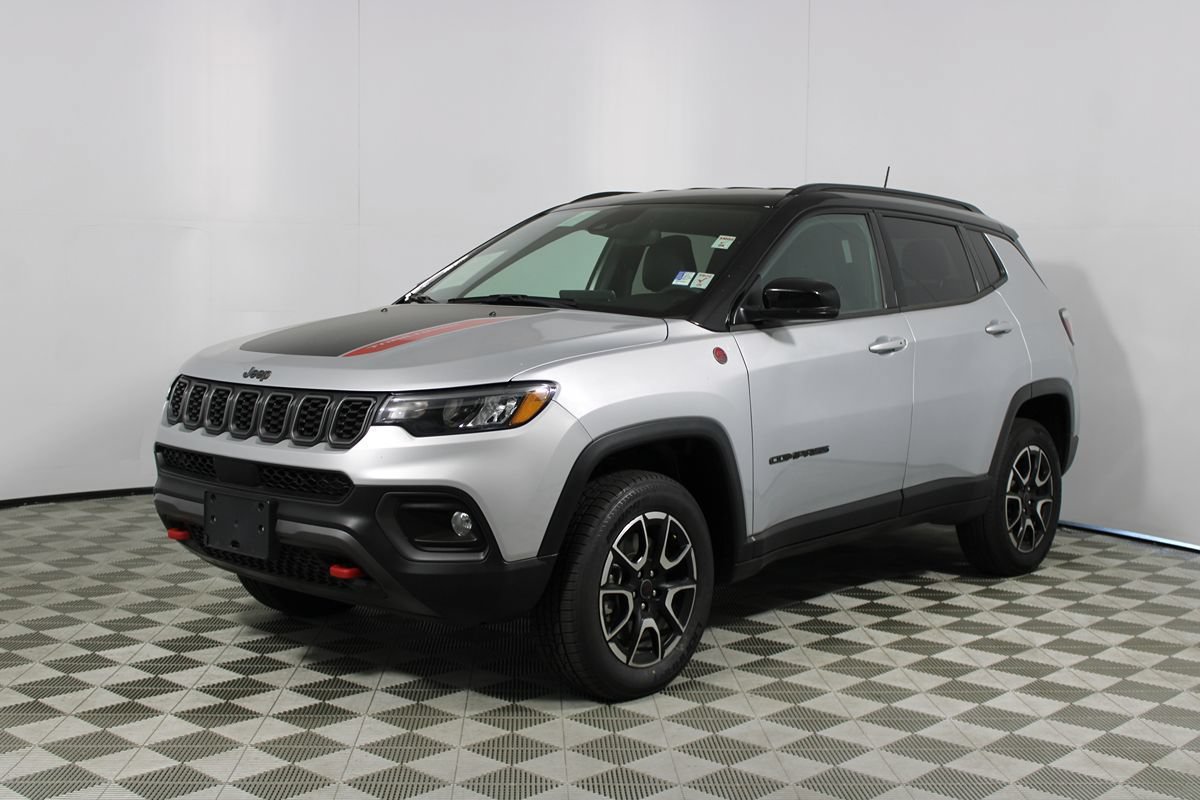 Used 2025 Jeep Compass Trailhawk AWD/4WD image 3