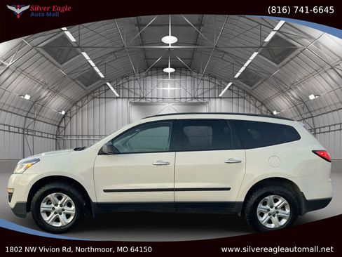 Used 2015 Chevrolet Traverse LS image 2