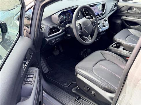 Certified 2025 Chrysler Pacifica Select image 9