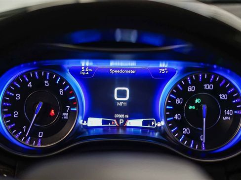 Used 2019 Chrysler 300 Limited image 25