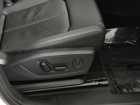 Certified 2025 Audi Q3 2.0T Premium w/ Convenience Package image 10