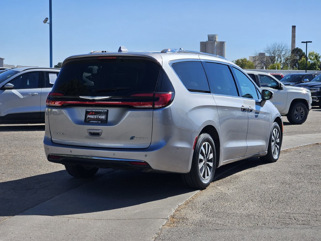 Used 2021 Chrysler Pacifica Touring-L FWD image 4