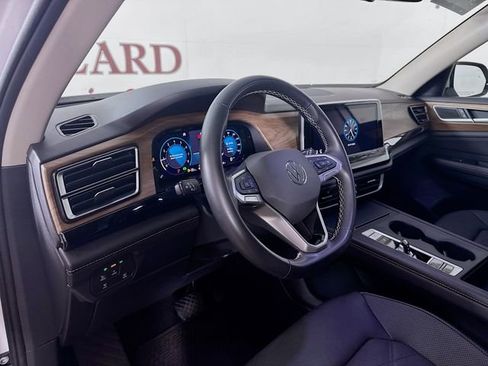 Used 2024 Volkswagen Atlas SE image 11